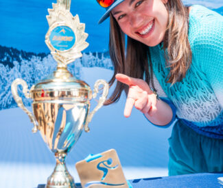 lila lapanja with medal and trophy
